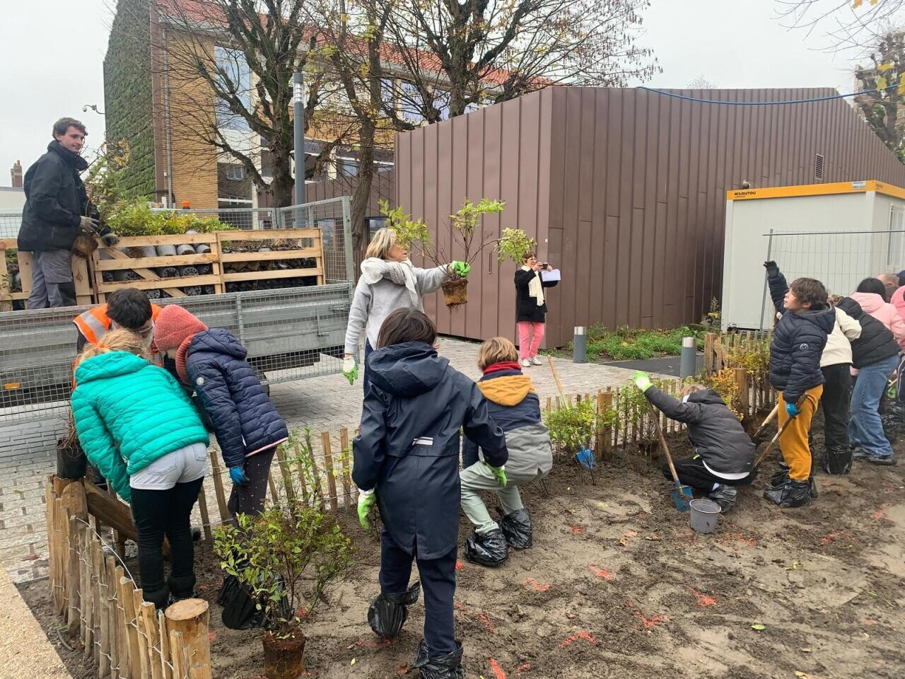 La Madeleine. La place du marché rénovée accueille (enfin) de la végétation
