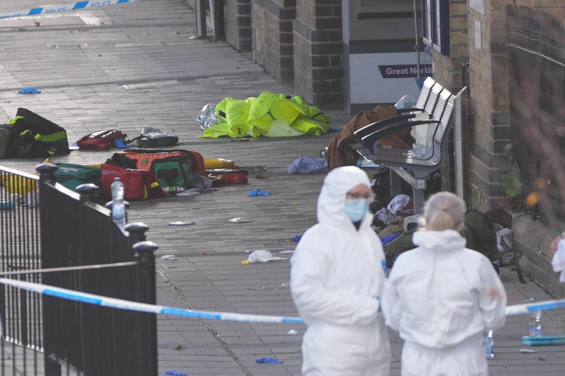 Dix blessés, la piste « terroriste » écartée... Ce que l’on sait de l’attaque à l’arme blanche dans un train au Royaume-Uni