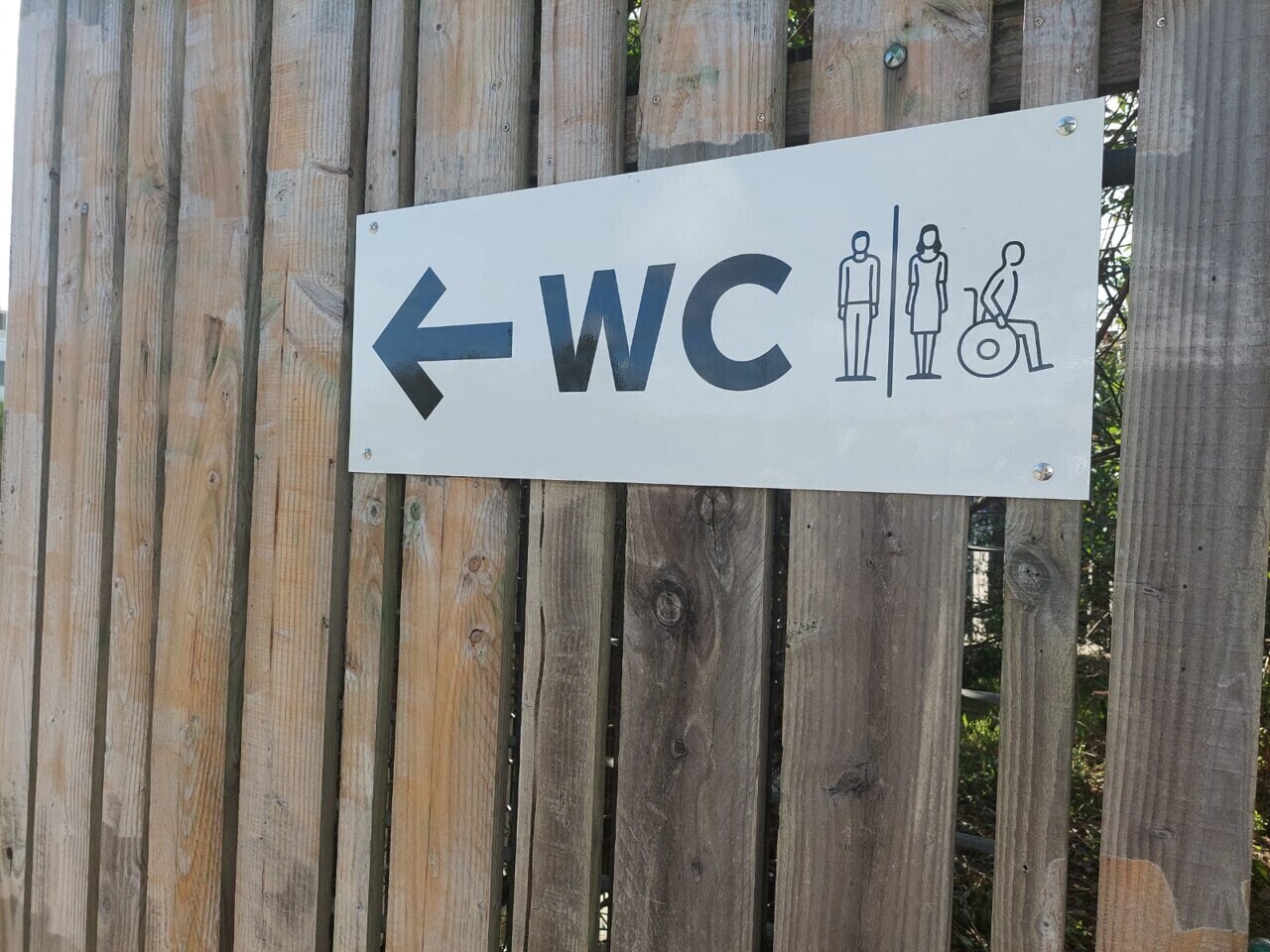 Dans le Nord, les salariés d'un verger devaient prendre leur voiture pour... aller aux WC !