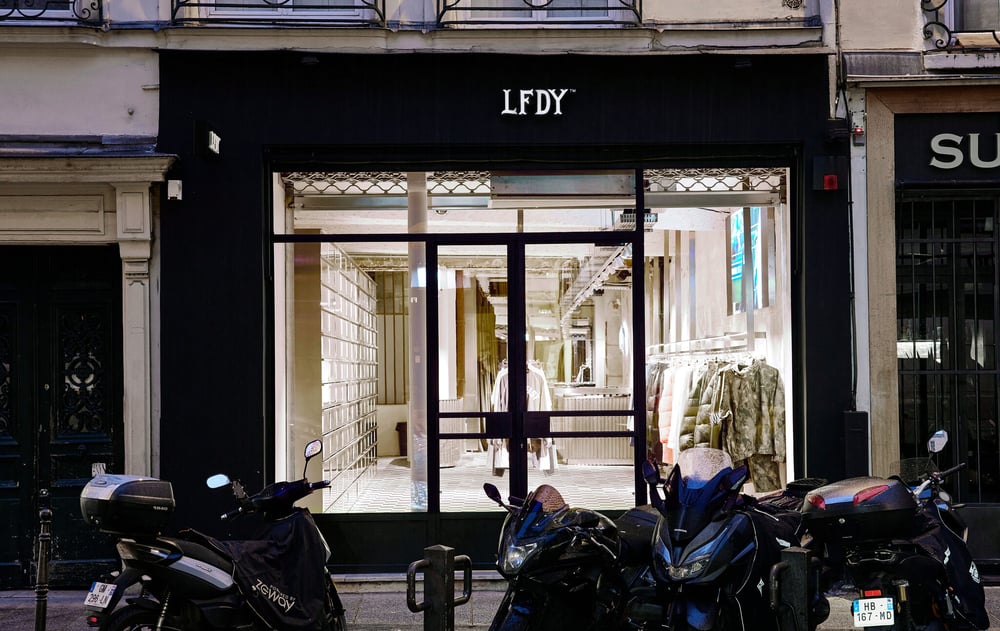 Aperçu de la boutique du Marais de la marque de streetwear basée à Düsseldorf .