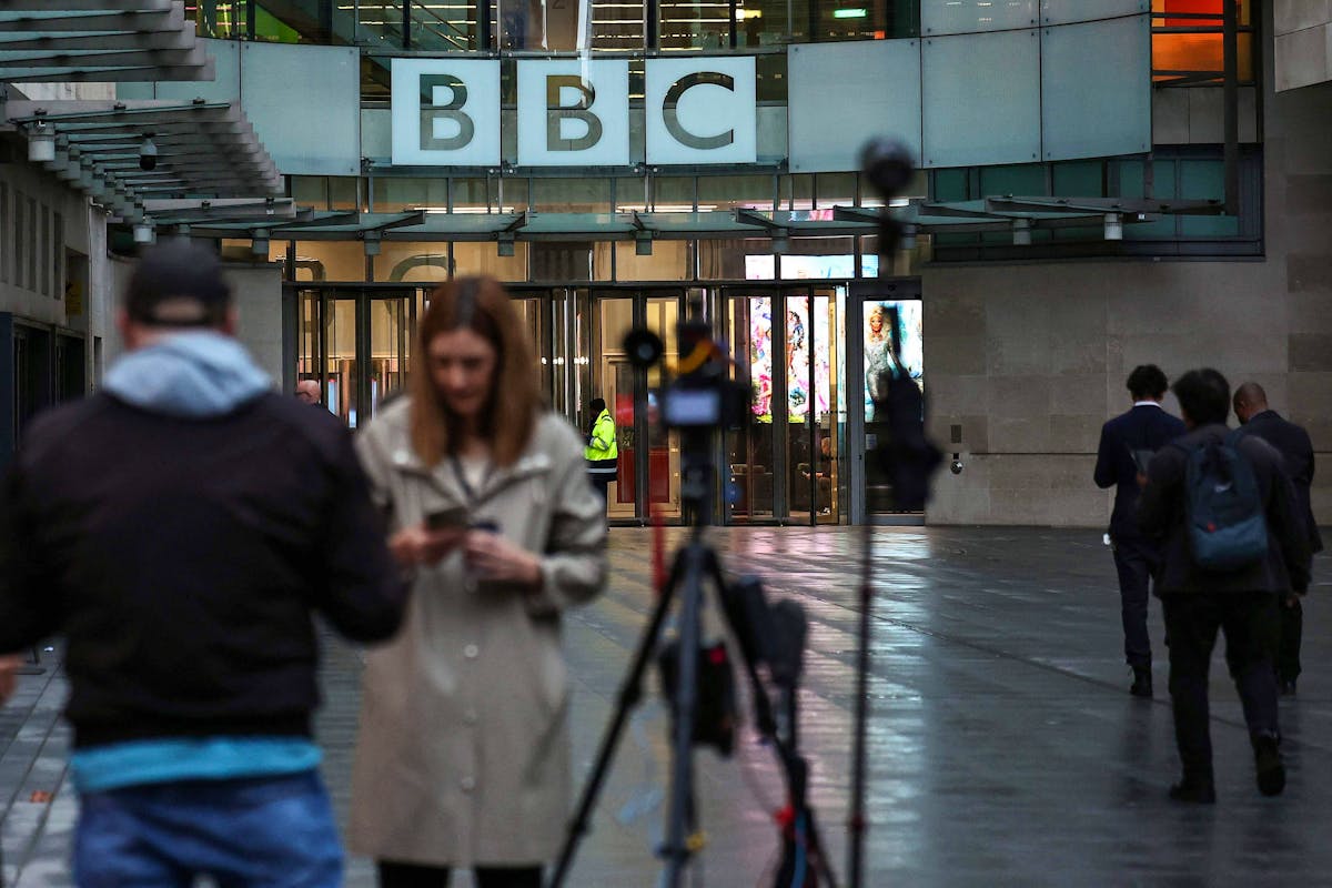 Le groupe audiovisuel, institution longtemps chérie des Britanniques, est la cible régulière des médias et responsables politiques conservateurs.