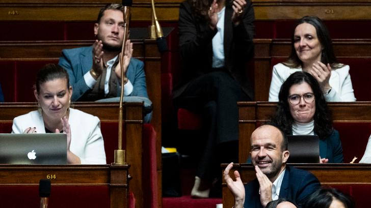 Mathilde Panot et Manuel Bompard applaudissent lors d’un débat sur la nationalisation d’ArcelorMittal lors d’une journée parlementaire réservée au groupe LFI-NFP, le 27 novembre 2025.