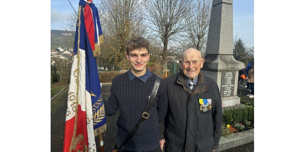 Bainville-sur-Madon. C'était la première cérémonie du souvenir pour le nouveau porte-drapeau. Pompier volontaire, Noé Altewey, âgé de 19 ans a accepté cette mission. Monsieur Gervais Bourion, dernier ancien combattant de la section locale se réjouit de voir des jeunes reprendre le flambeau. Faute d'adhérents, l'association a dû cesser ses activités, les 6 anciens membres restant adhérents à la section départementale.