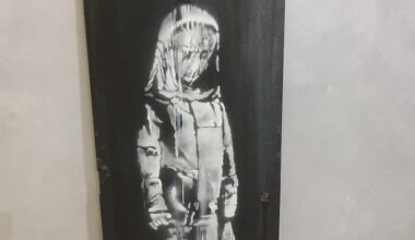 l'ex-propriétaire du Bataclan ne veut pas rendre "la petite fille triste" de Banksy
