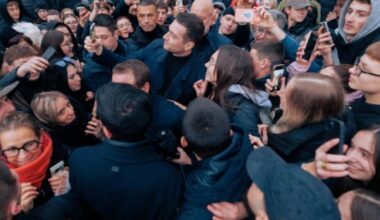 Jordan Bardella enfariné et exfiltré à la foire de la Sainte-Catherine de Vesoul - Un jeune homme interpellé et placé en garde à vue - Vidéo