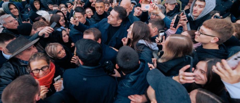 Jordan Bardella enfariné et exfiltré à la foire de la Sainte-Catherine de Vesoul - Un jeune homme interpellé et placé en garde à vue - Vidéo