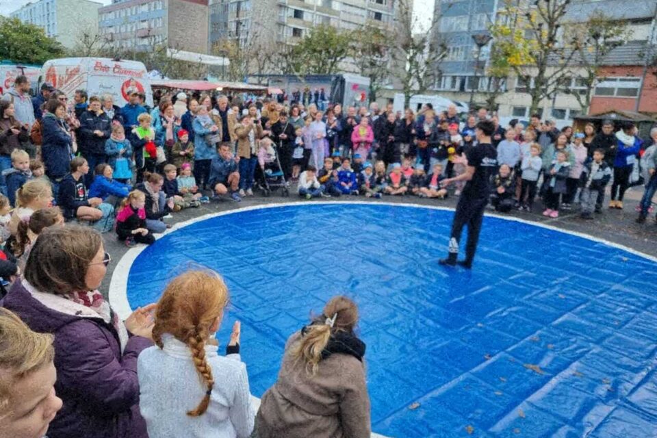 18 eleves du cirque sol air entre 14 et 17 ans sont en démonstration non loin de l'église protestante . Louis au jonglage