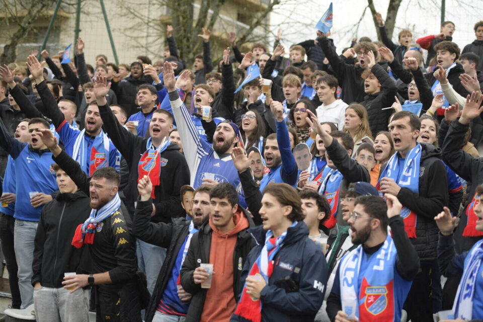 Les supporters donnent de la voix avant le coup d'envoi.