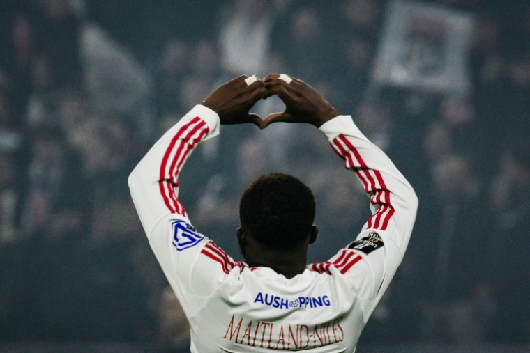 Ainsley Maitland-Niles, auteur d'un lob victorieux pour Lyon face au PSG, le 9 novembre 2025 à Décines-Charpieu ( AFP / Jean-Philippe KSIAZEK )