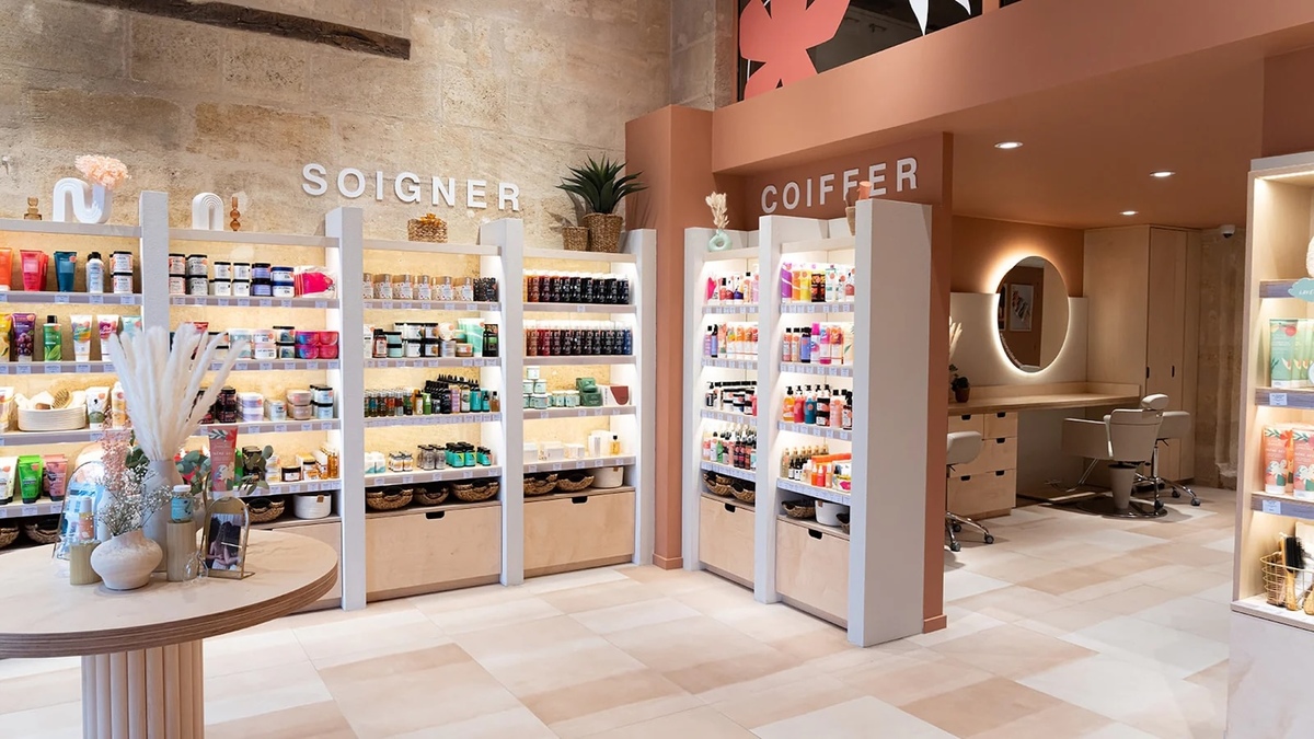 Le seul et unique salon de coiffure à prix unique dédié aux cheveux bouclés a ouvert à Bordeaux