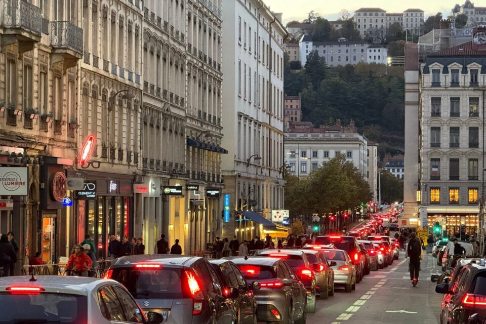 Les bouchons au niveau de la rue de la Barre près de la place Bellecour à Lyon.
