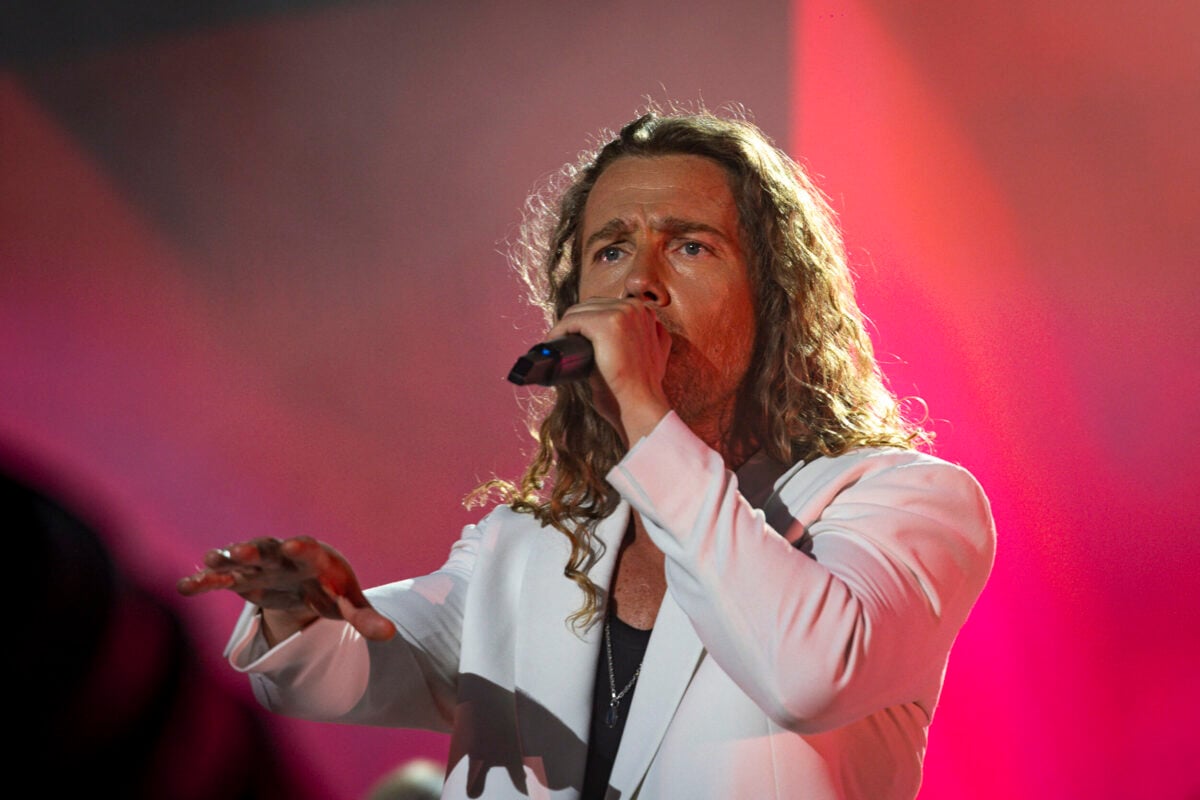 Julien Doré prêt à mettre sa carrière entre parenthèses pour son fils ? Son choix est déjà fait