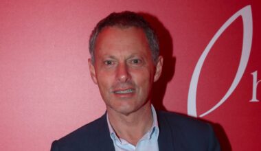 "On lui toucherait les seins…" : Marc-Olivier Fogiel avoue sa grande gêne face à Orlando, frère de Dalida