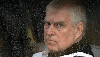 Andrew : après avoir perdu ses titres, il réapparaît pour la première fois… en bonne compagnie