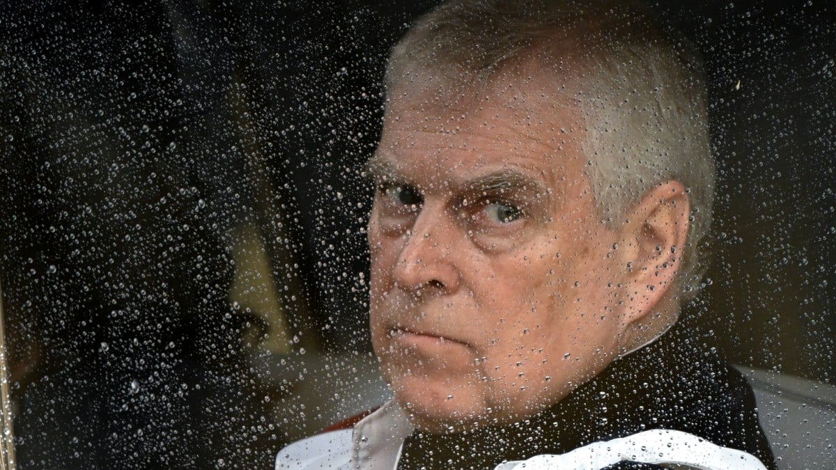 Andrew : après avoir perdu ses titres, il réapparaît pour la première fois… en bonne compagnie