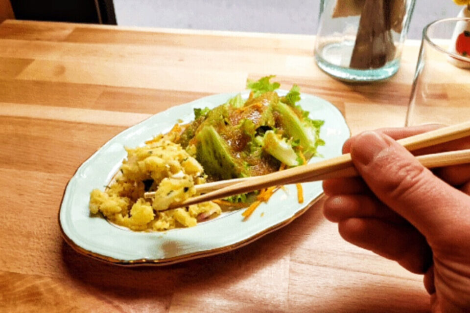 : Admirez ma dextérité baguettes à la main.