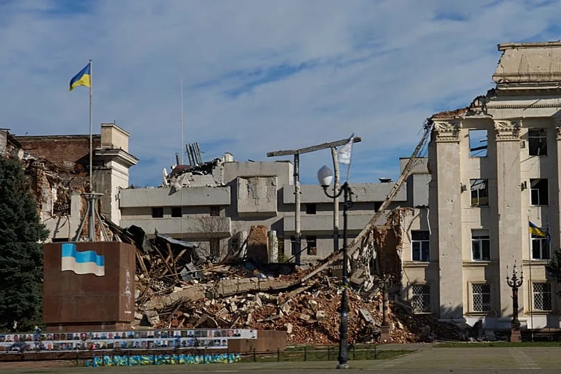 Le bâtiment de l'administration régionale est détruit par les bombardements constants de la Russie à Kherson, le 3 novembre 2025.