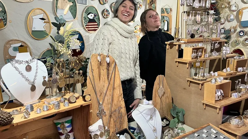 Olivia et Julie partagent leur chalet au marché de Noël 2025 de Rouen.