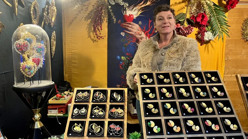 Liz Créations a pignon sur rue avec son stand à bijoux