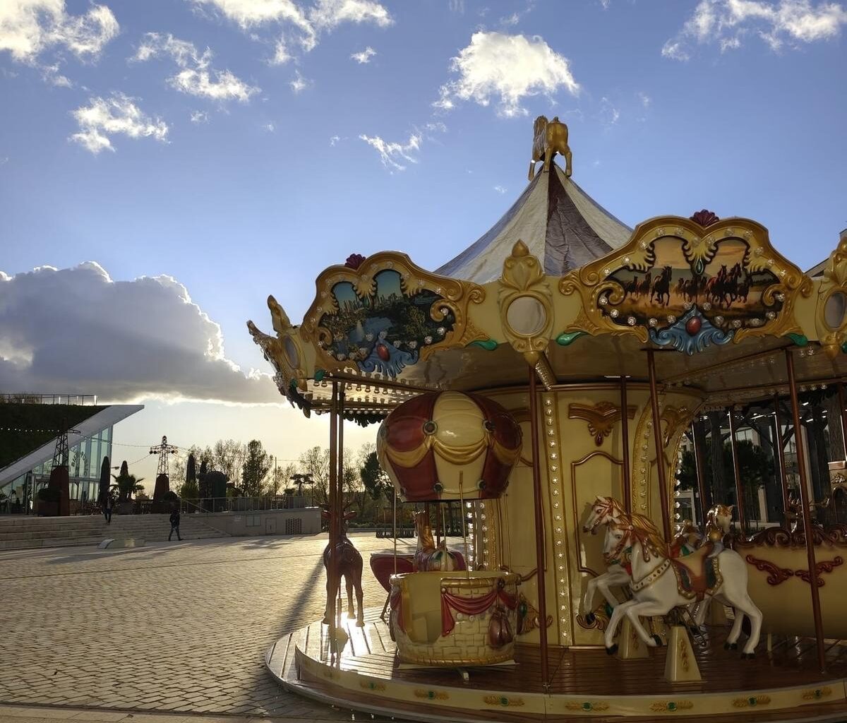 un manège s’installe pour les fêtes place Marie-de-Gournay