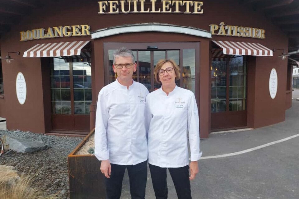 Le couple devant leur boutique, route de Lorient.
