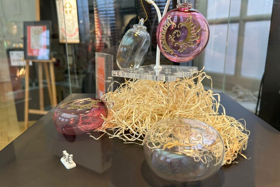 Ces boules sont réalisées à main levé et sans moule, ce qui explique les légères variations de formes entre elles.