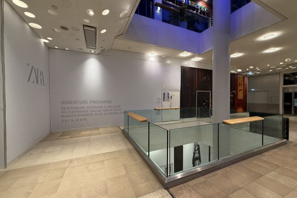 La boutique Zara est située au fond du centre commercial.