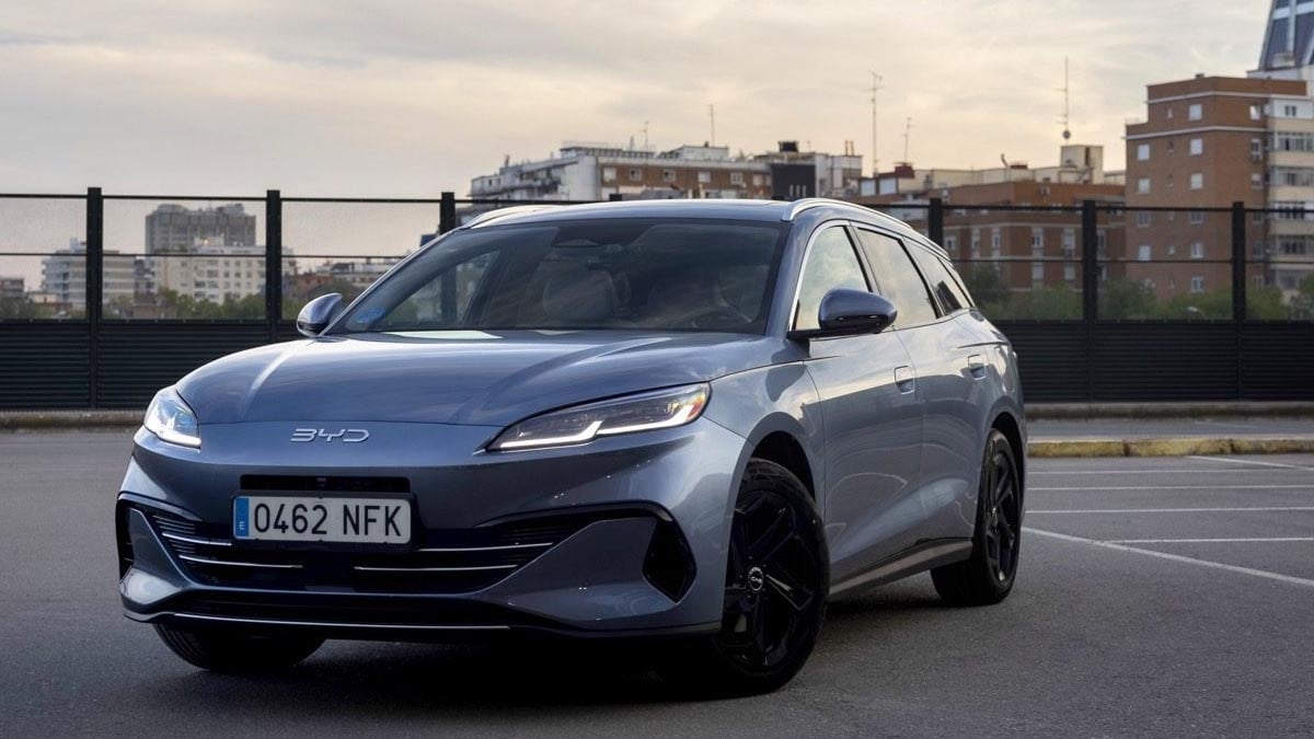 Face avant de la BYD Seal 6 DM-i Touring avec feux LED et calandre fermée