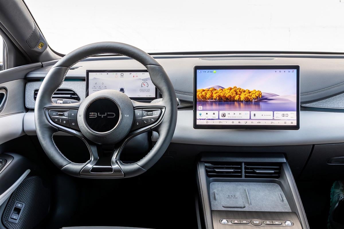Intérieur de la BYD Seal 6 avec écran central rotatif et finitions haut de gamme