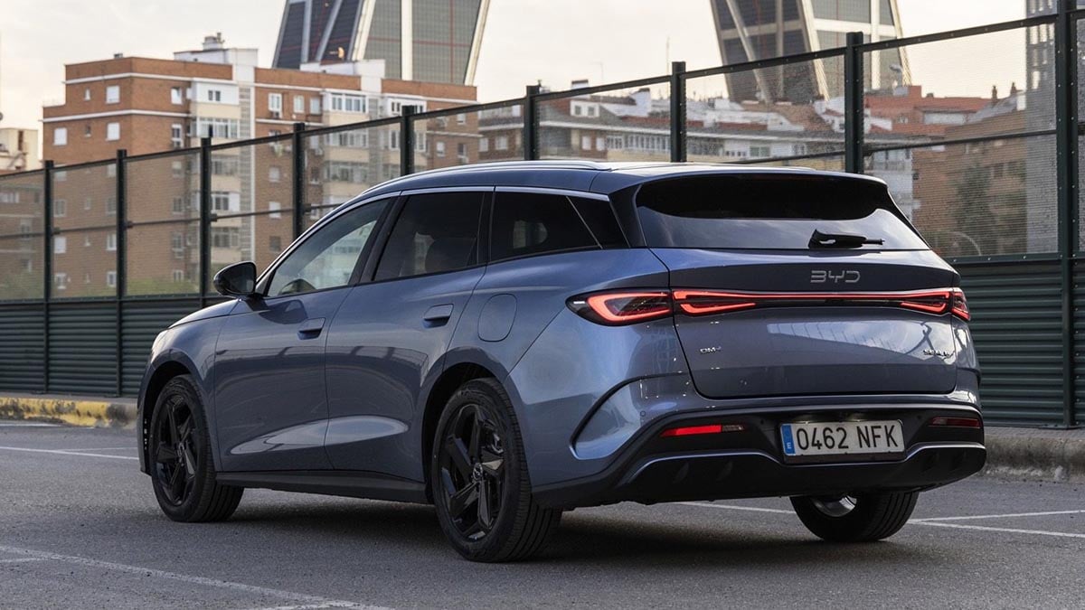 Vue arrière de la BYD Seal 6 Touring avec bande LED et hayon incliné