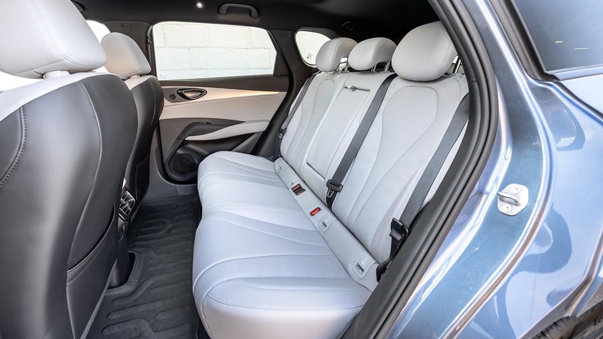 Banquette arrière de la BYD Seal 6 Touring avec sellerie claire et espace généreux