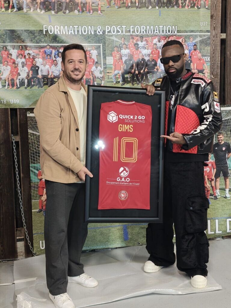 Le rappeur Gims fait une visite surprise à un club de foot amateur de Loire-Atlantique