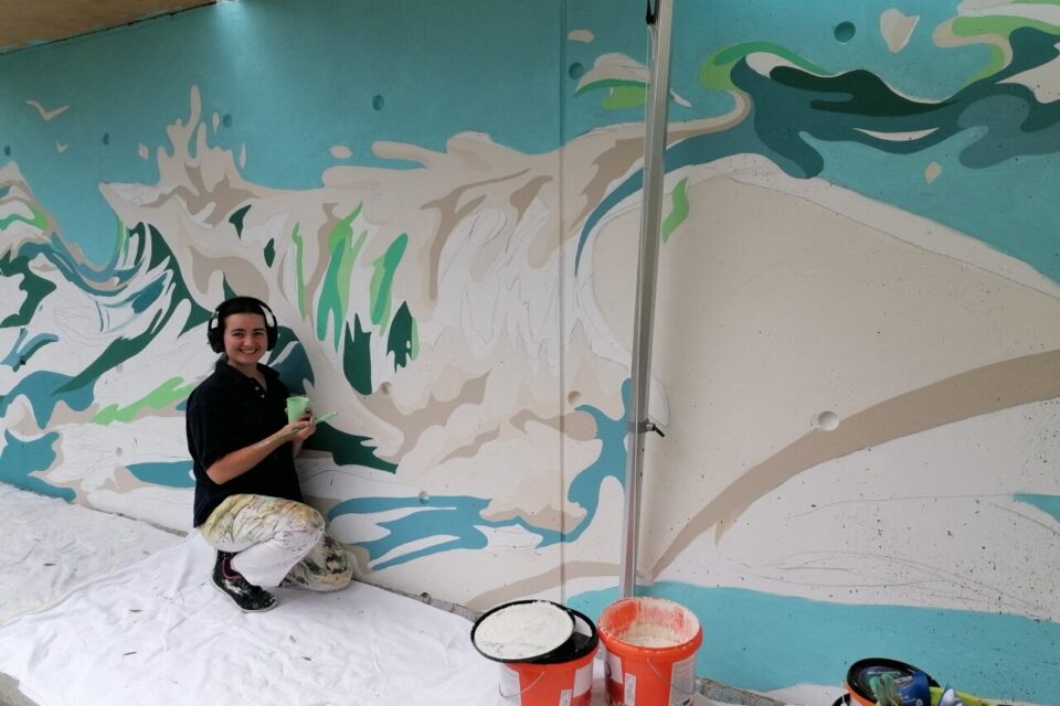 Laura Quero-Lorcy travaille sur la fresque de Lécousse