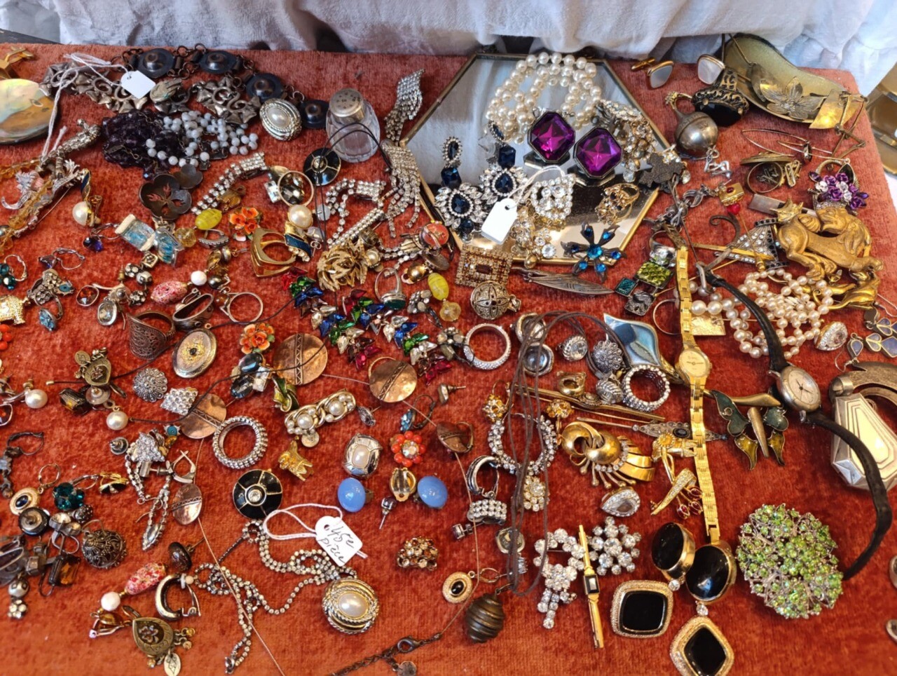 Lille. Fleurs, vaisselle, bijoux vintage... Une boutique éphémère remplie de "petits trésors" pour les fêtes