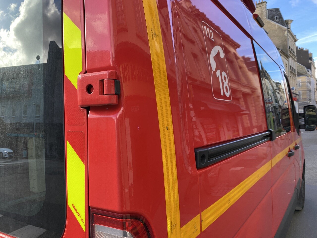 un homme découvert mort en haut d'un échafaudage