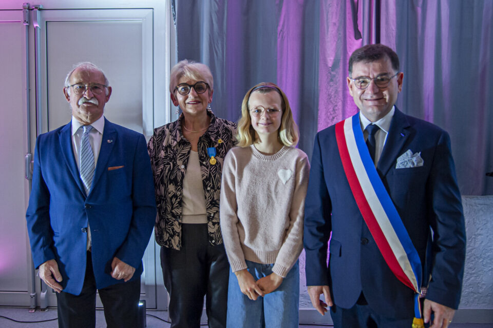 De gauche à droite, Michel Durand, Joëlle et Louise Bovin, Franck Meyer, maire de la commune.