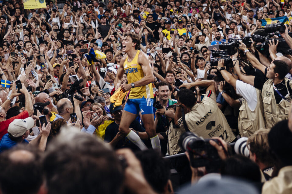 15.09.2025. Championnat du monde d’athlétisme de Tokyo, Japon. Armand « Mondo » DUPLANTIS (SUE) célèbre son titre de champion du monde de saut à la perche avec le public et son nouveau record du monde, ayant effacé une barre à 6,30 m, améliorant d’un centimètre sa propre marque mondiale. - Armand DUPLANTIS (SUE), Championnat du monde d’athlétisme, Tokyo