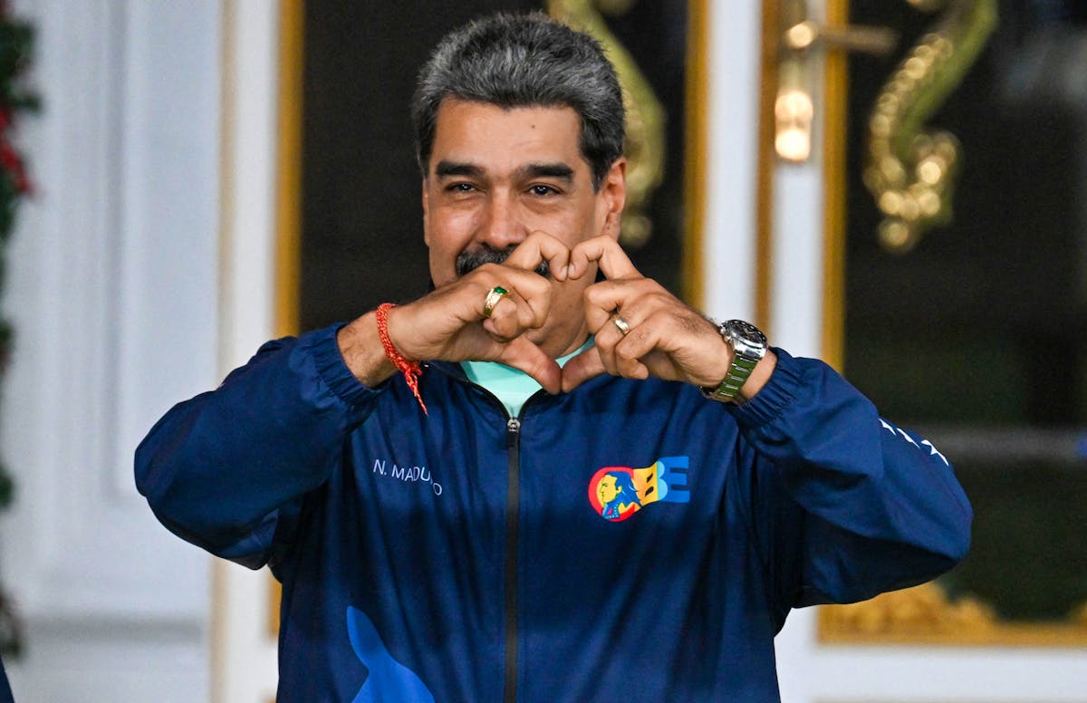 Les autorités vénézuéliennes affirment que le déploiement américain est un prétexte pour renverser le président Maduro et s’emparer des réserves pétrolières du pays.
