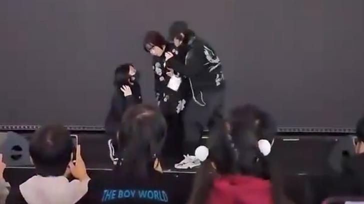 La chanteuse japonaise Maki Otsuki interrompue au milieu de son concert à Shanghaï, le 29 novembre 2025.