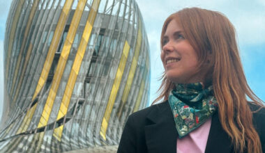 la Maison de luxe Petrusse crée un foulard pour La Cité du Vin de Bordeaux