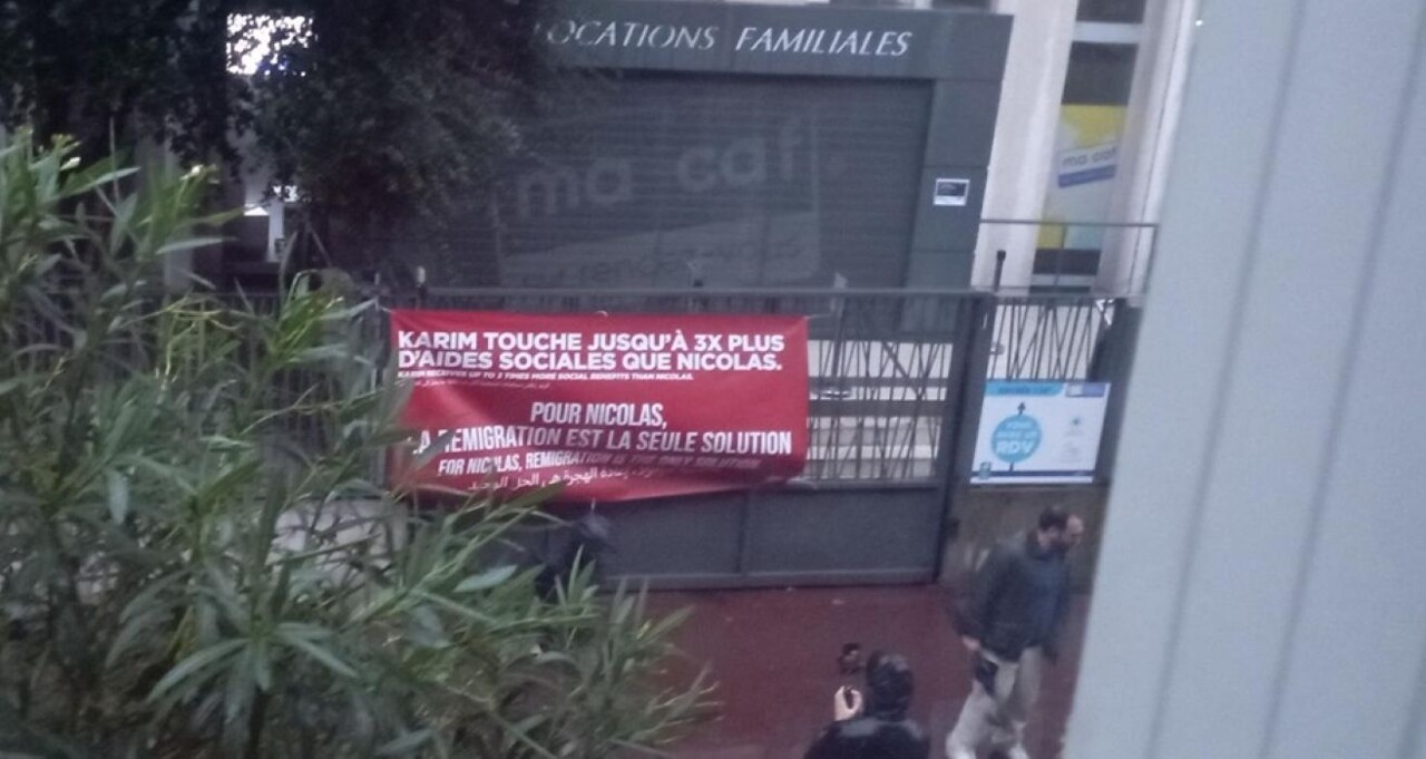 une banderole raciste à la CAF de Toulouse fait polémique