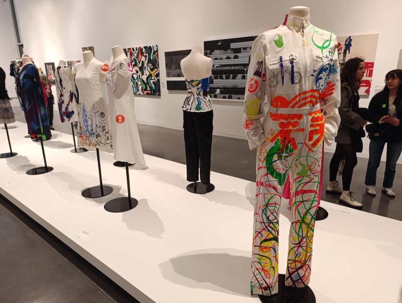 Roubaix. La styliste du graffiti expose à La Piscine, ou quand le vêtement dialogue avec l’art de rue