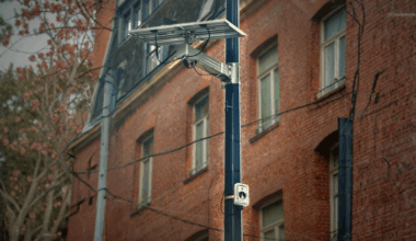 Nouveaux compteurs « mobilité » : pourquoi ces petits boîtiers apparaissent sur les poteaux à Roubaix ?