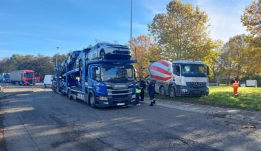 un camion porte-voitures tombe en panne, un camion-toupie tente de le contourner et s'enlise