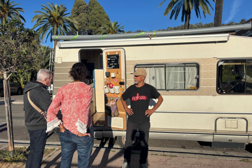 Le modèle de camping-car choisi par le couple ne laisse jamais indifférent.