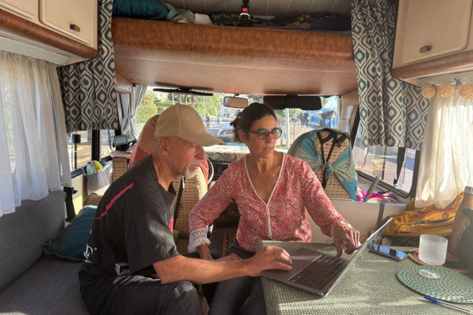 Philippe et Isabelle profitent de leur nouvelle vie en camping-car pour développer leurs créations artistiques.