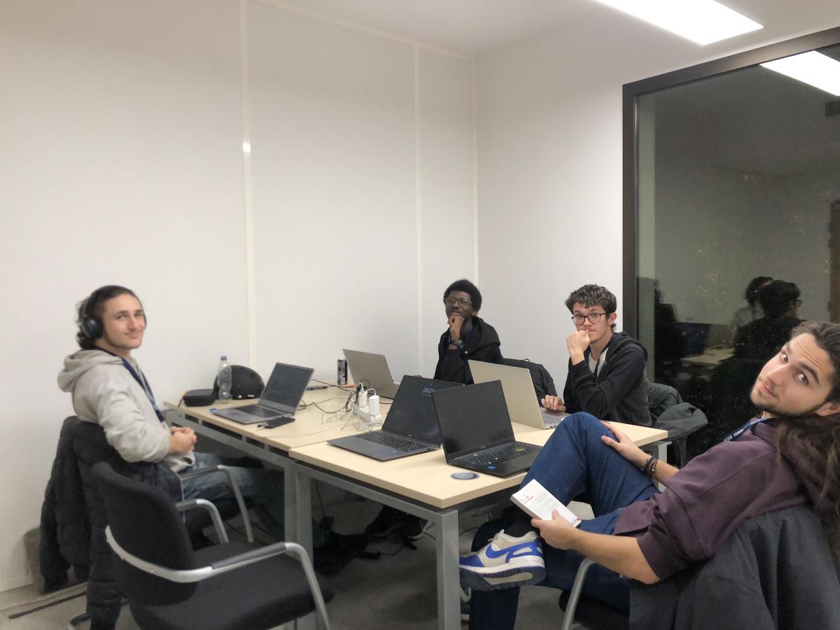 Noé, Bryan, Robinson et Sacha sont étudiants à l’Efrei entre classes préparatoires (P1 et P2) et première année de Bachelor pour le second.