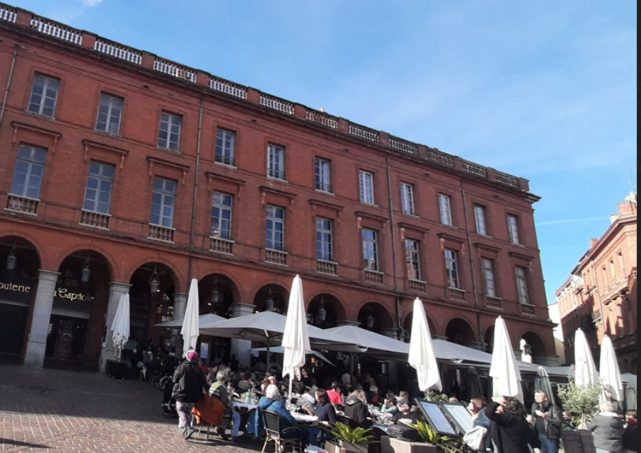 Lundi 10 novembre 2025, avec le soleil, les terrasses étaient bondées place du Capitole.