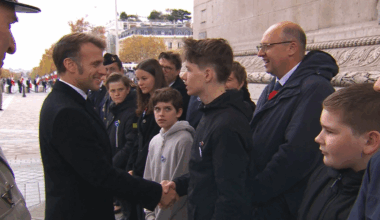 En pleine cérémonie du 11-Novembre à Paris, il demande à "compléter son stage" auprès d'Emmanuel Macron