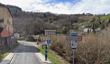 Loire. La place de la mairie coupée en deux par ces communes : pourquoi c'est un problème